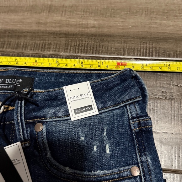 New Judy Blue Under Control Dark Wash
Tummy Control Vintage Cuffed Shorts - Picture 12 of 14